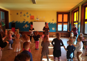 Przedszkolaki podczas tańca z Panią Ulą
